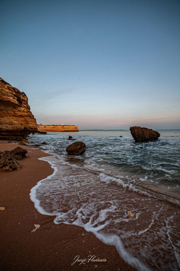 Praia, ondas e rochas